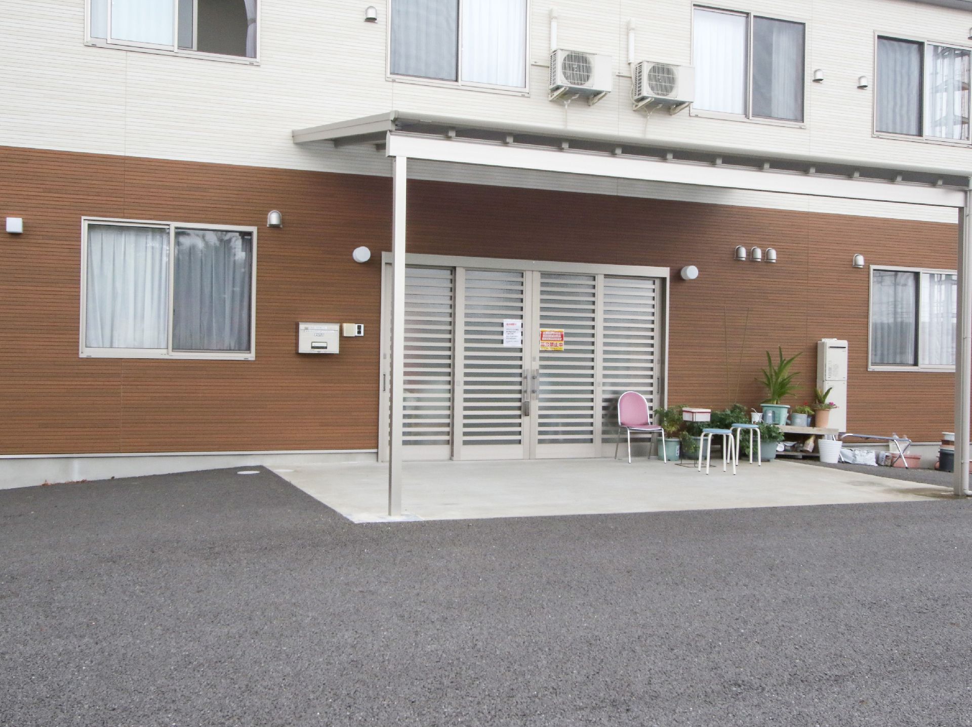 駐車場を完備している２階建ての施設
