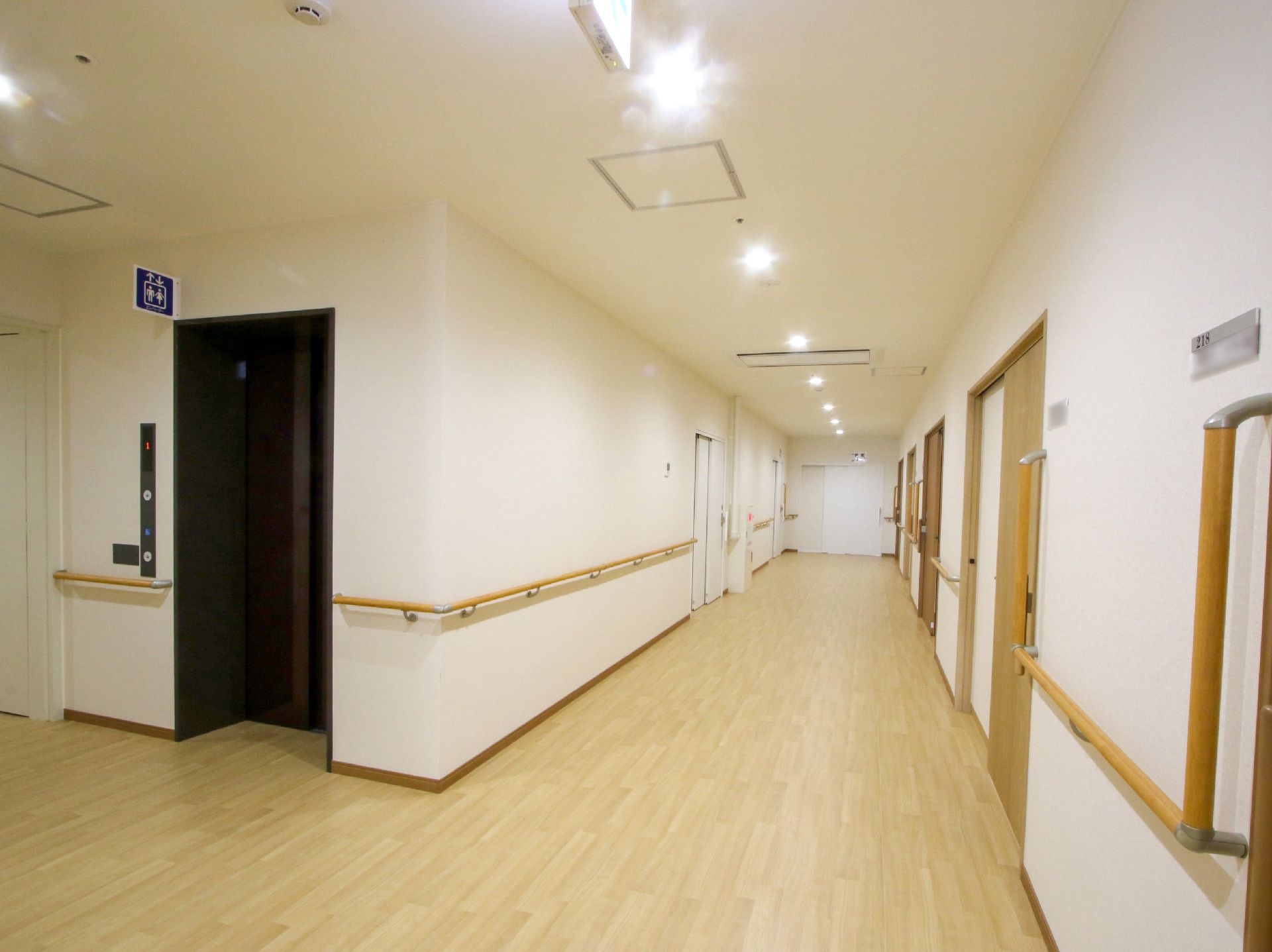 ほかの入居者さまが通られても、広さにゆとりのある廊下