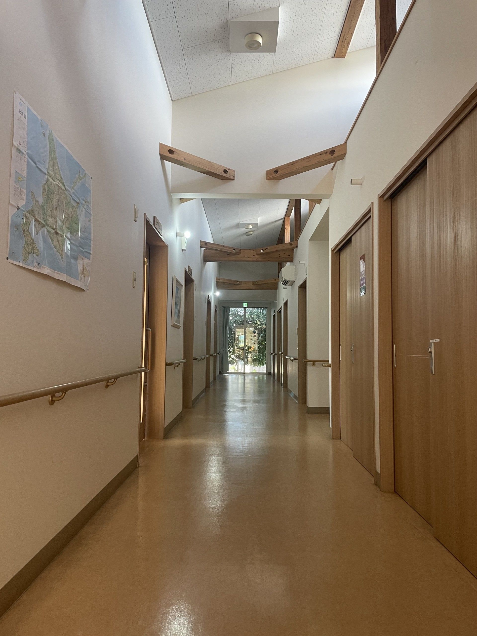 廊下に手すりあり