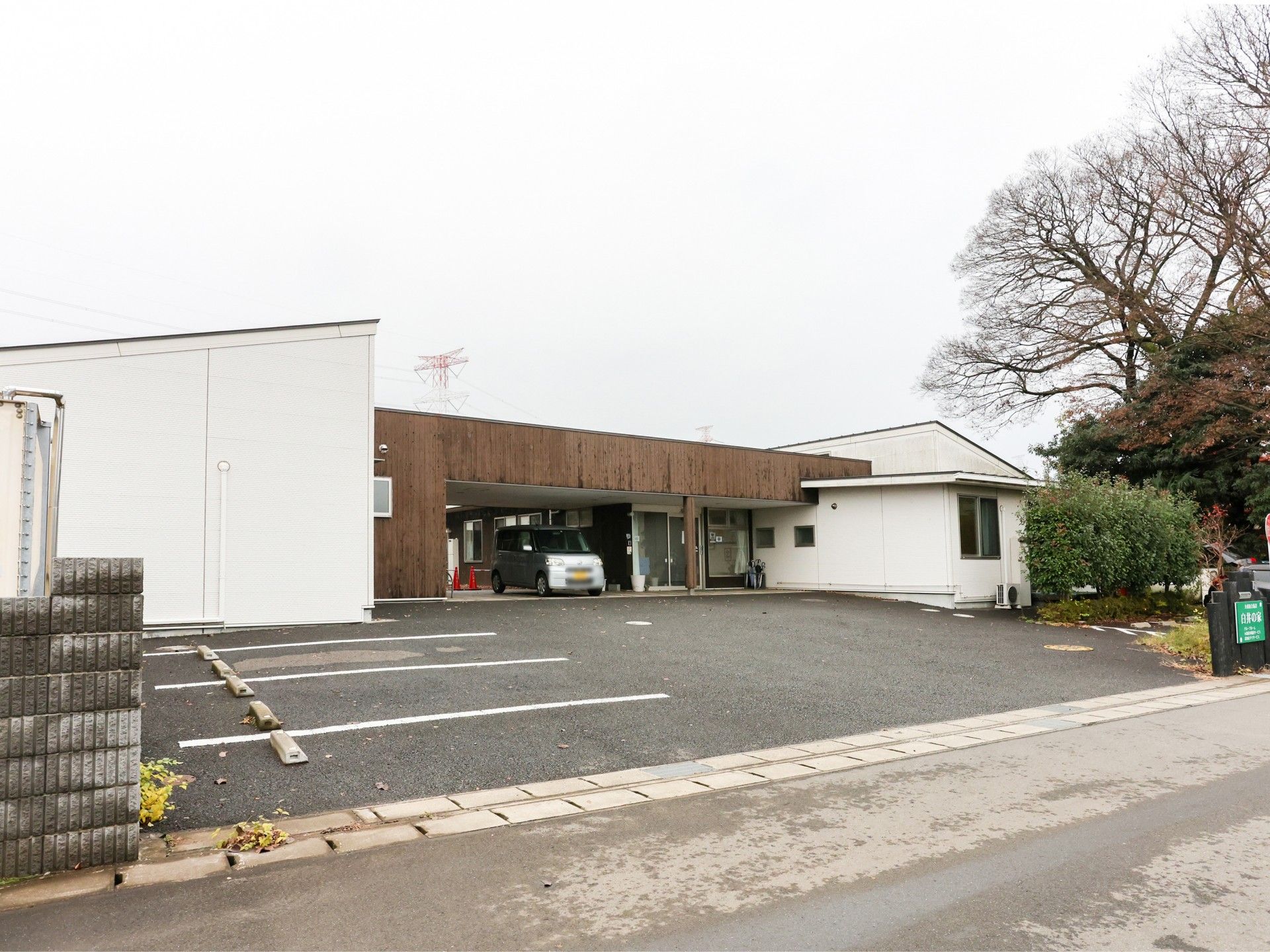 施設の外観と駐車場