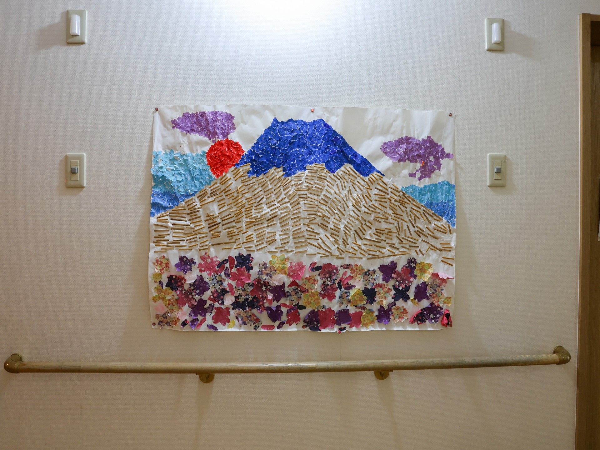 手作りアートの廊下