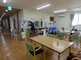 介護施設の居間と廊下の風景