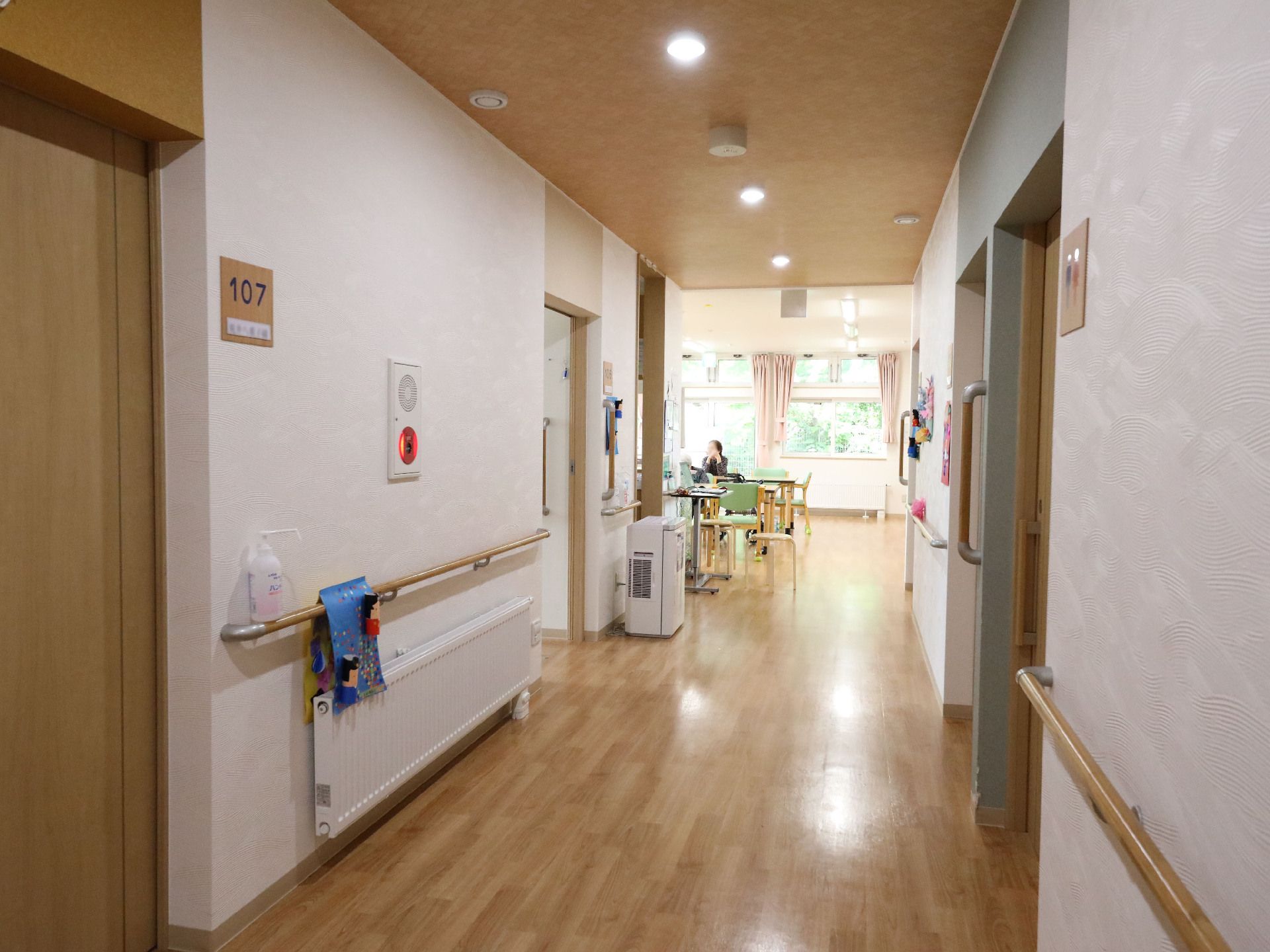 両側に手すりが付いた幅の広い廊下