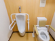 バリアフリー対応のトイレを備えた部屋