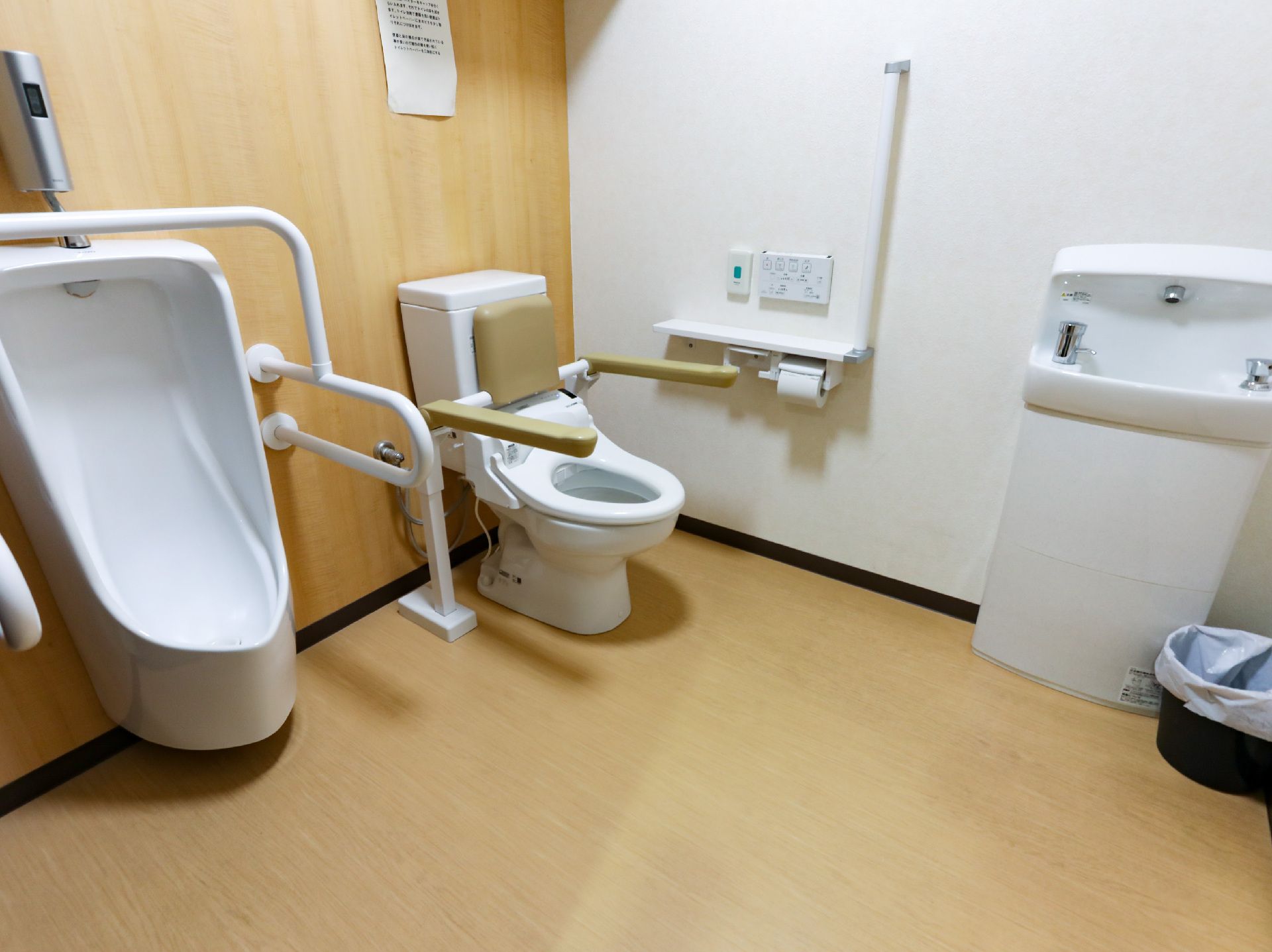 Ｌ字型手すりが設置されたトイレ