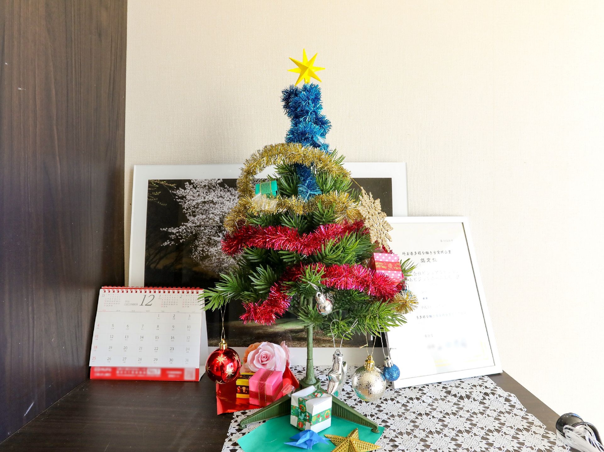 クリスマスの飾り付けがされた棚