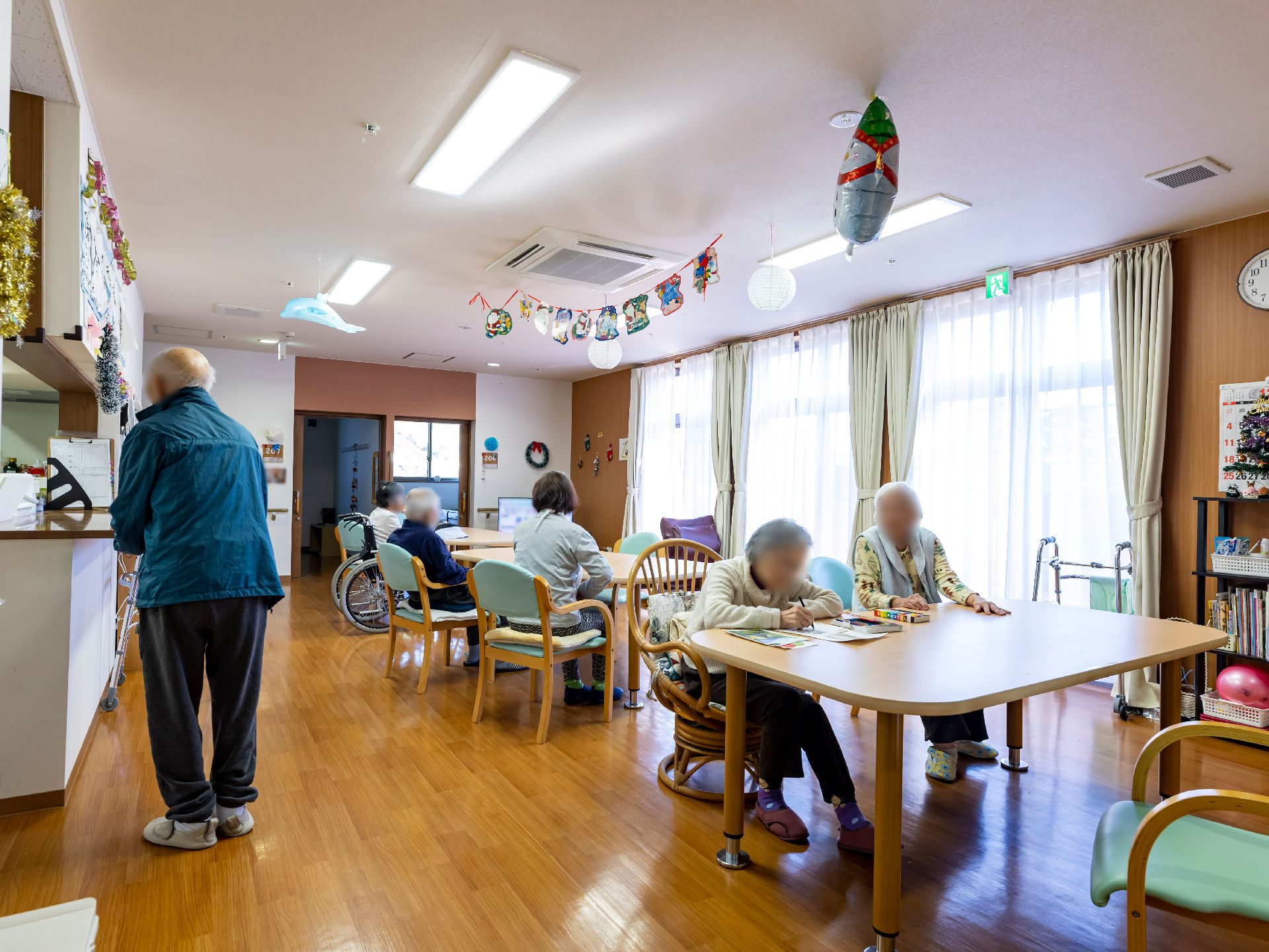椅子とテーブルが設置されている共有スペース