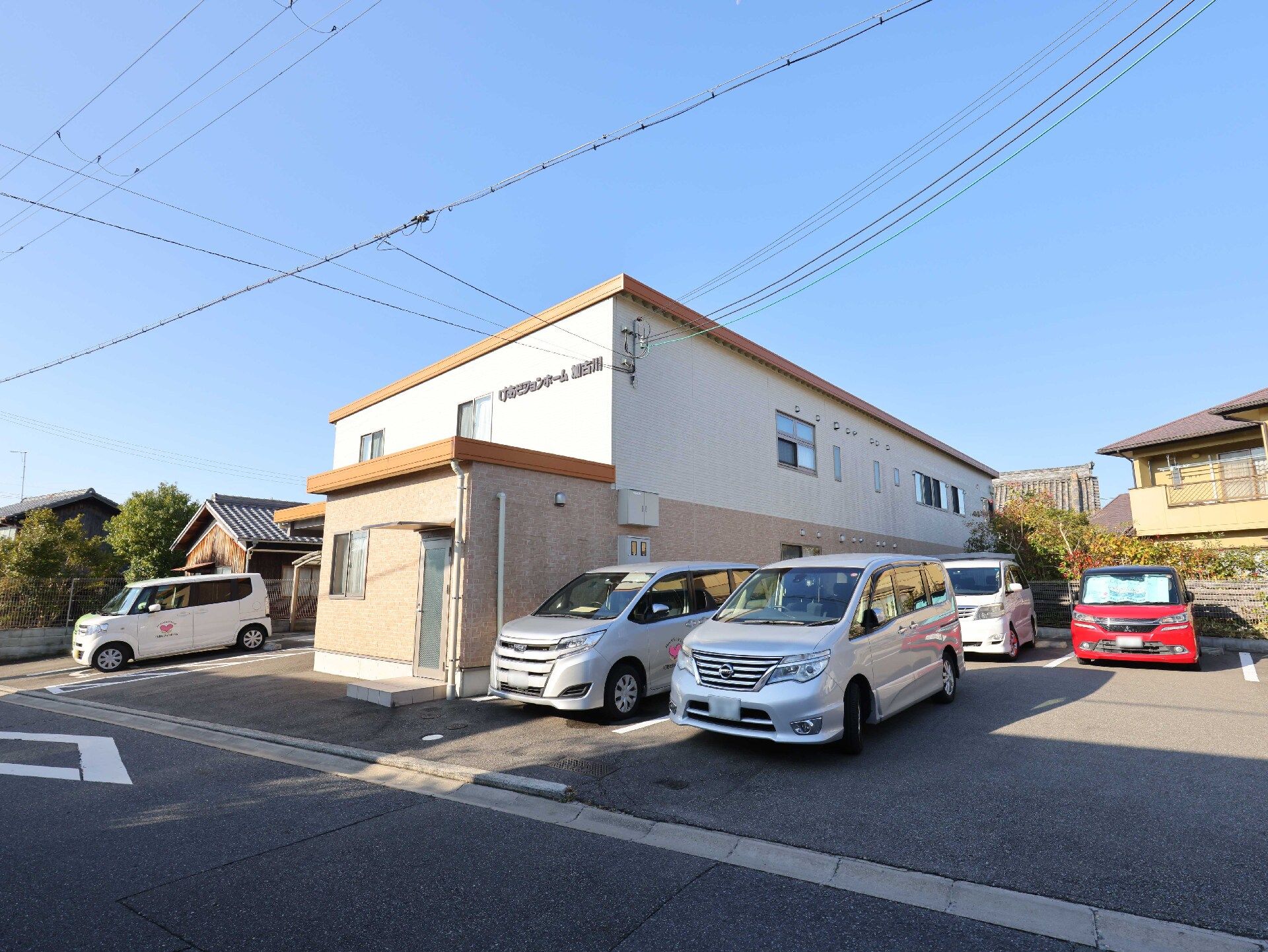 近隣に駐車場が設置されている介護施設の外観