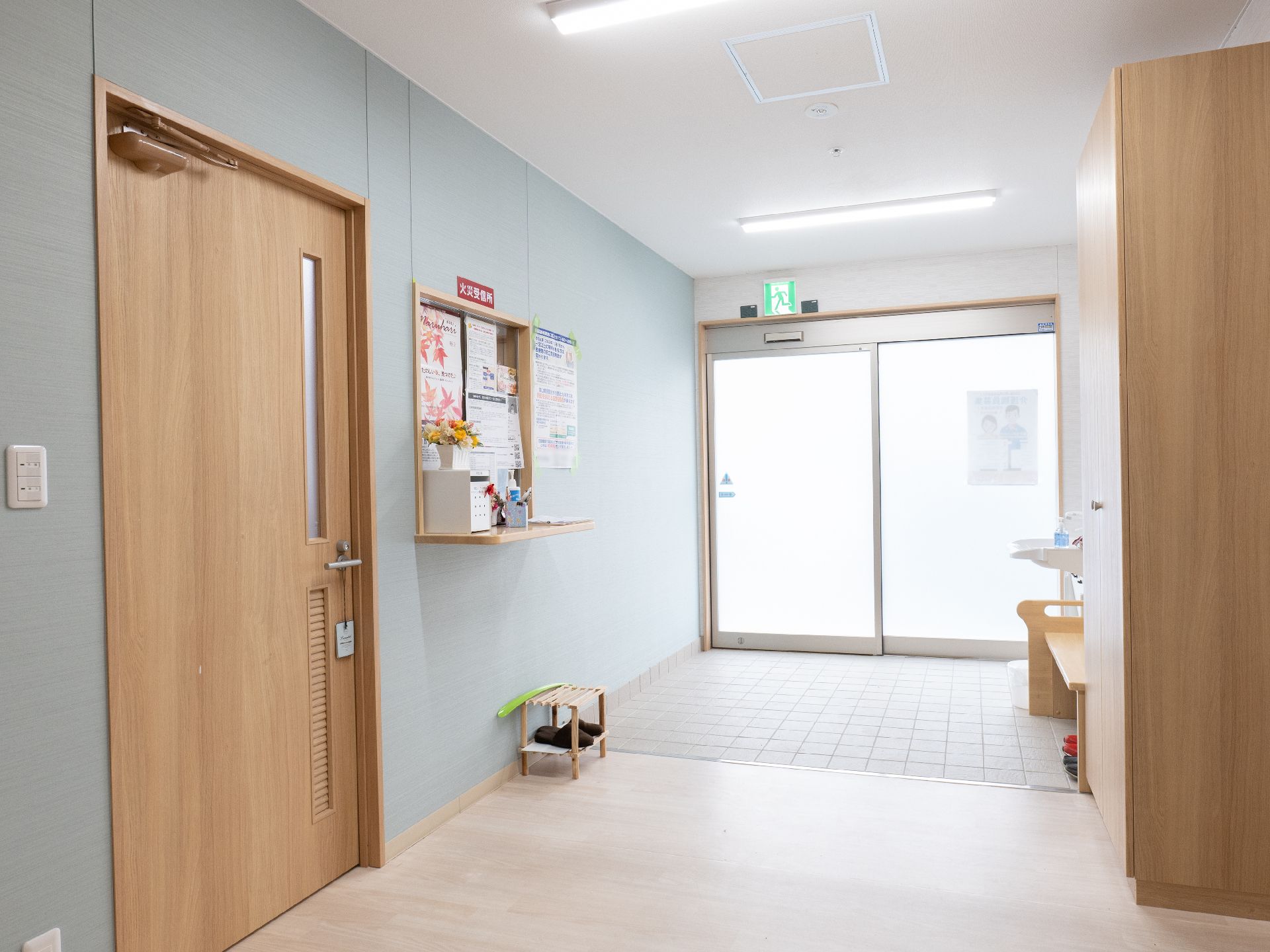 玄関のすぐそばにあり、施設を訪問した人が話しかけやすい受付