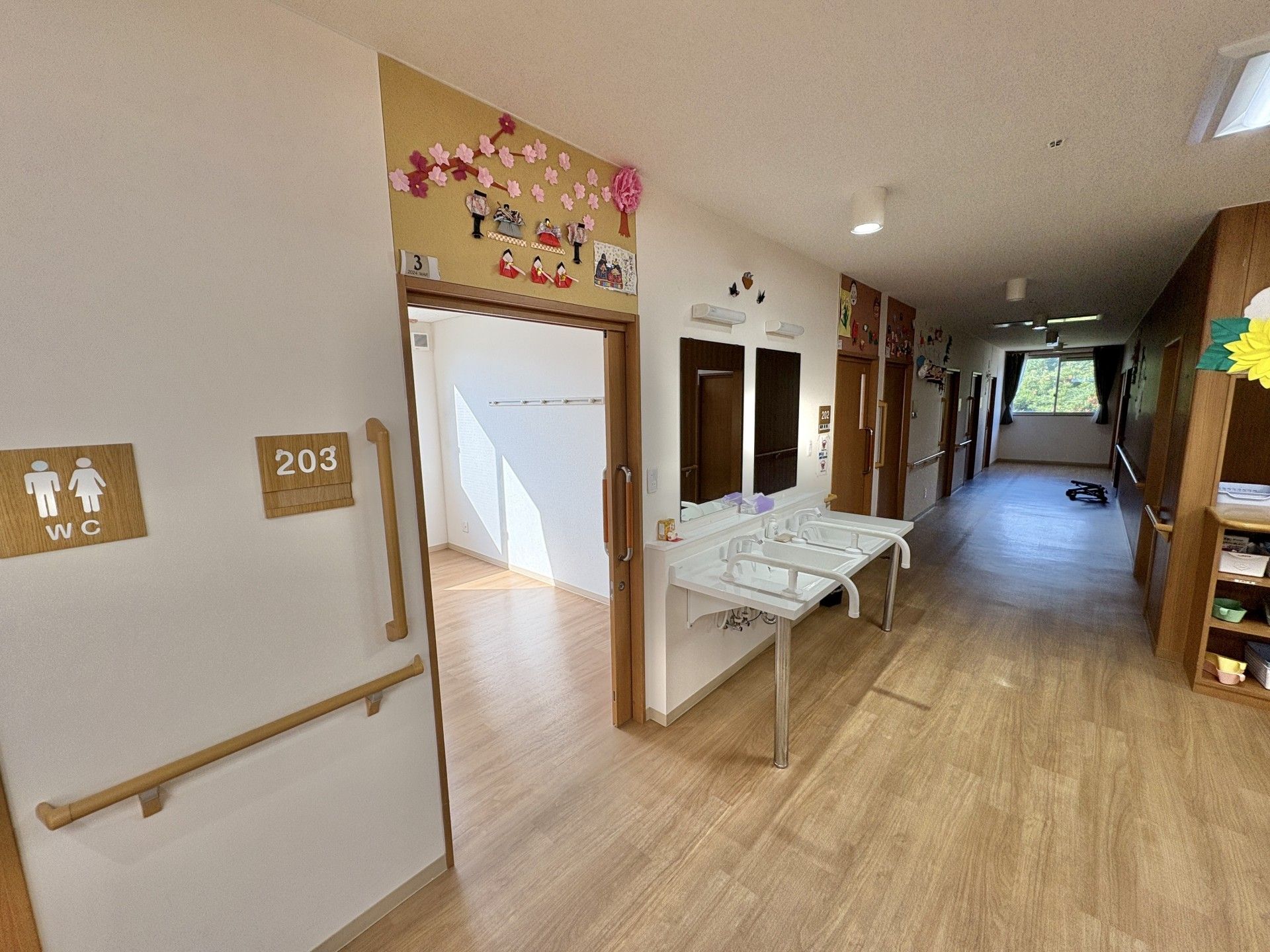 明るい廊下と洗面台