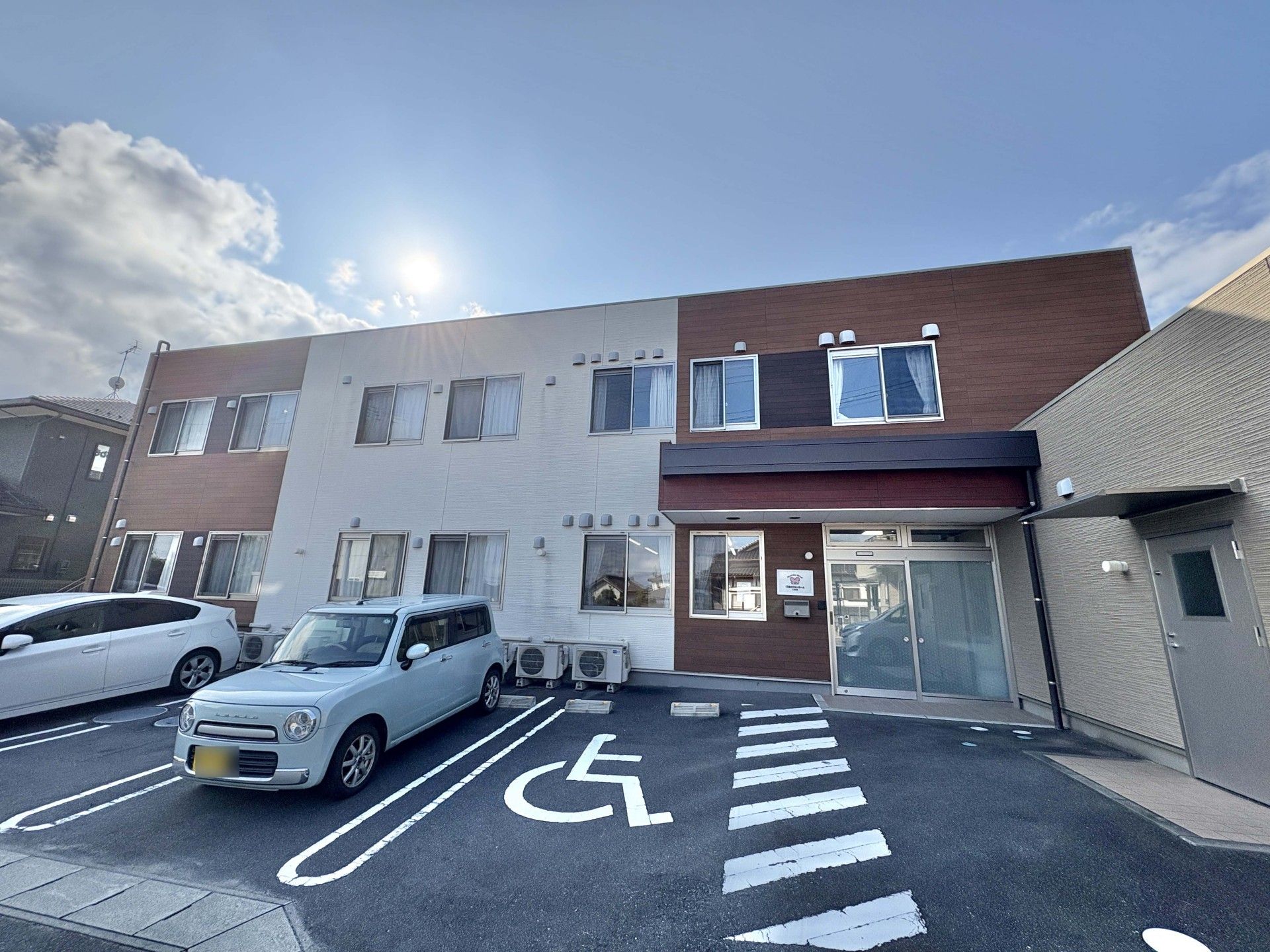 駐車場のある建物外観