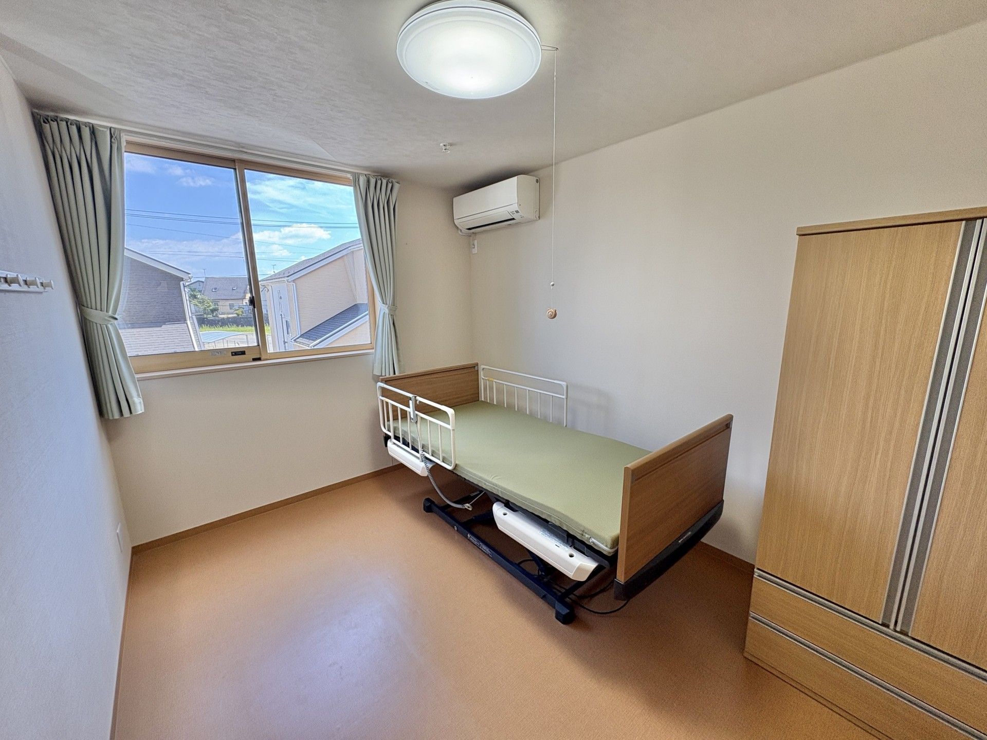 笑顔の高齢女性と女性ヘルパー