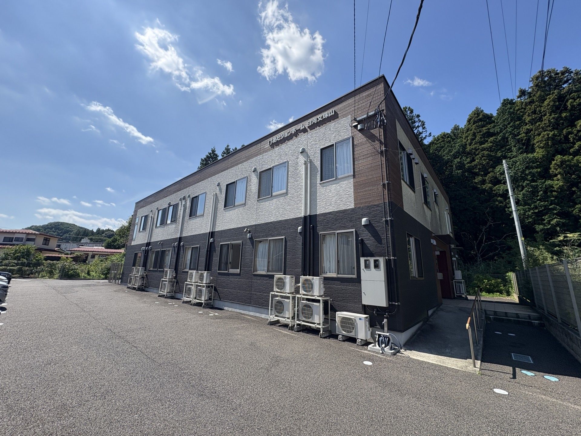 青空の下の建物外観