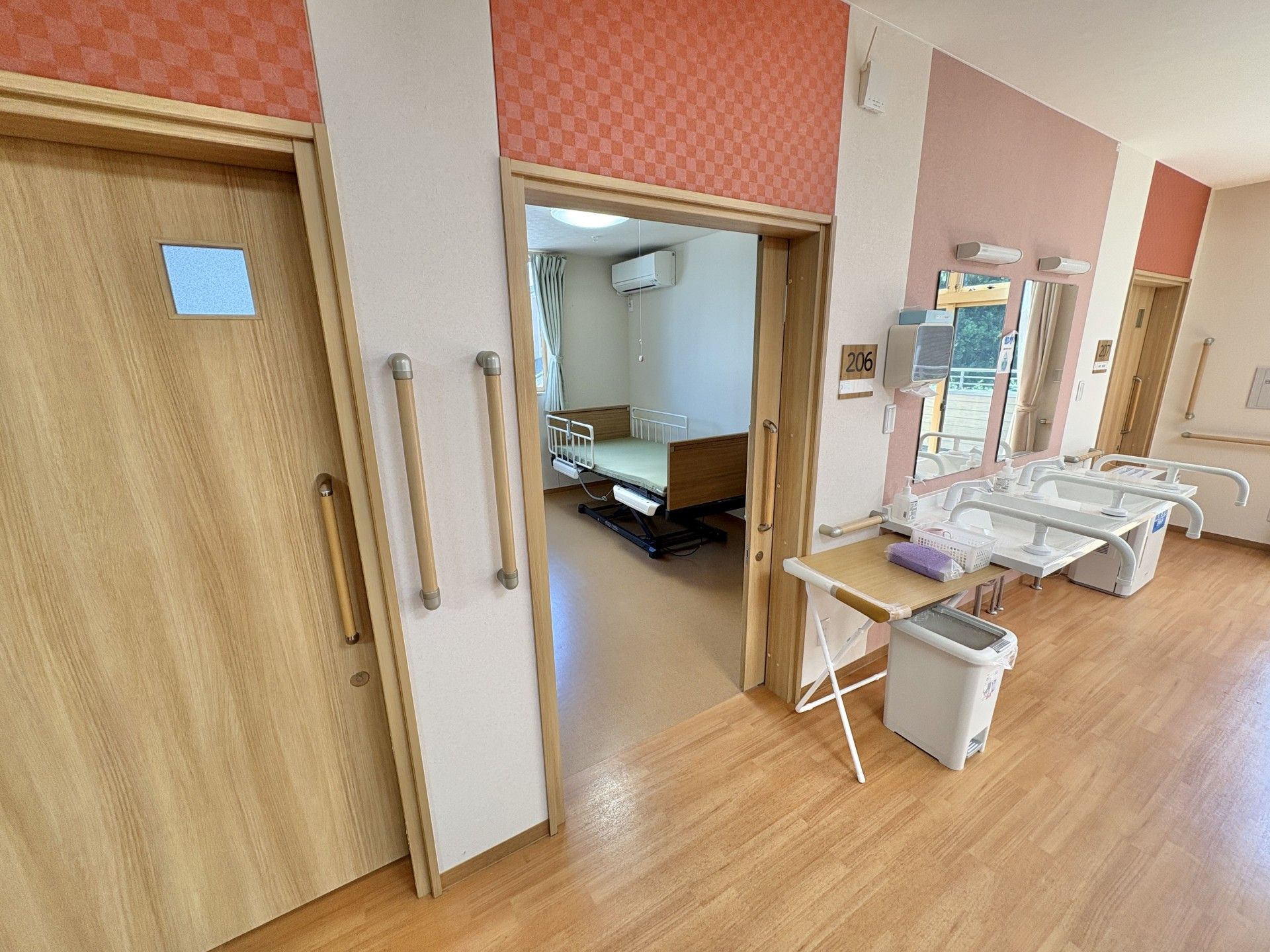 居室と洗面台のある廊下