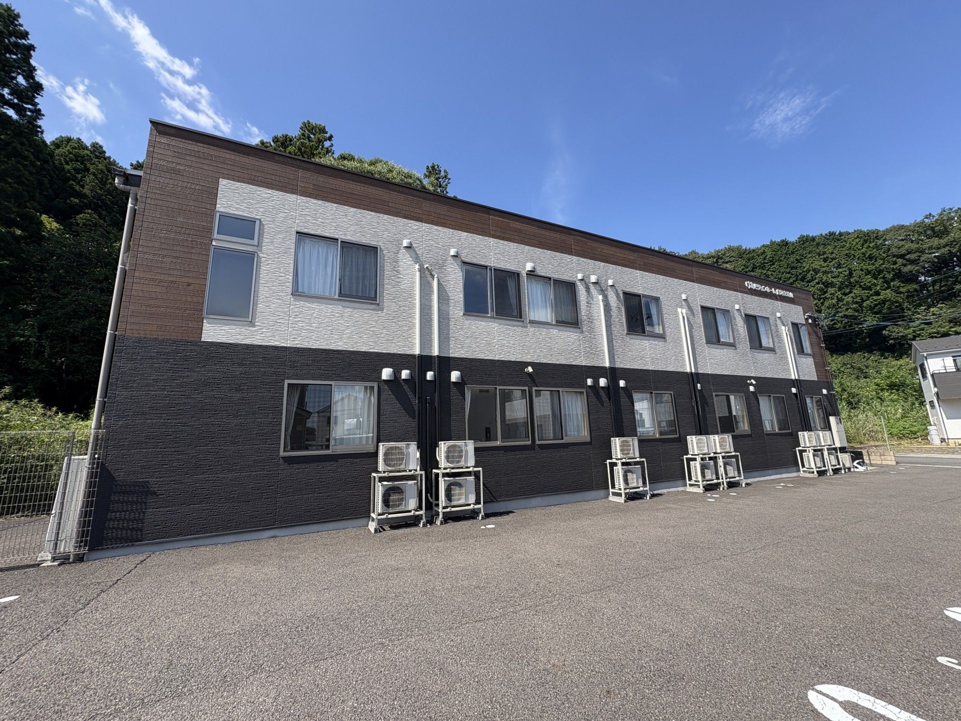 車椅子に乗って外出する高齢男性と女性ヘルパー