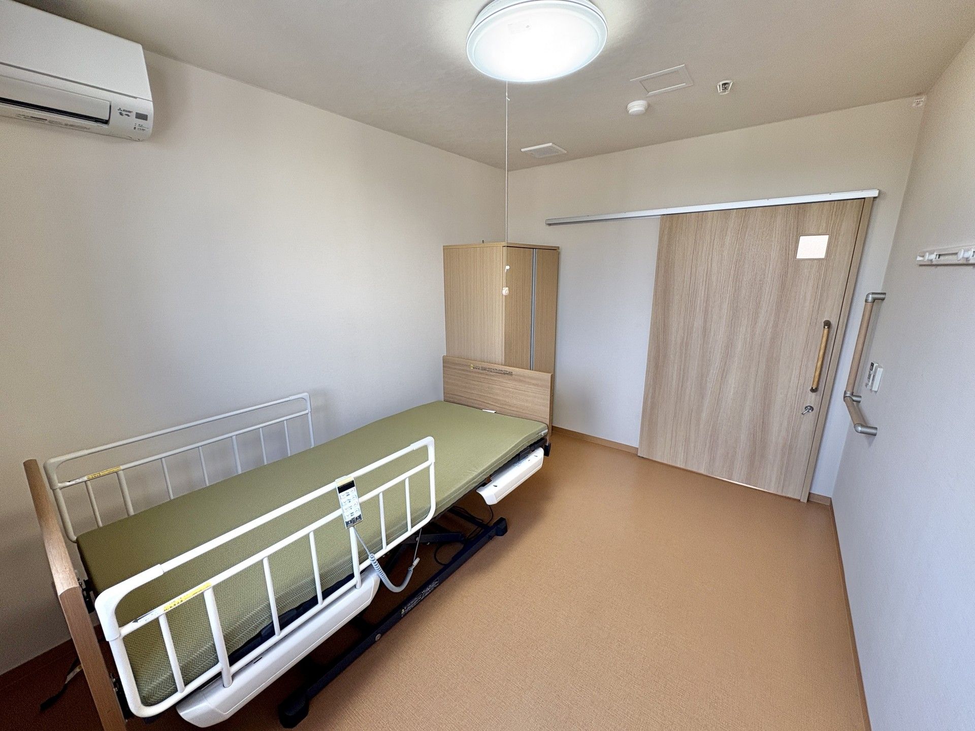 シンプルな個室の様子