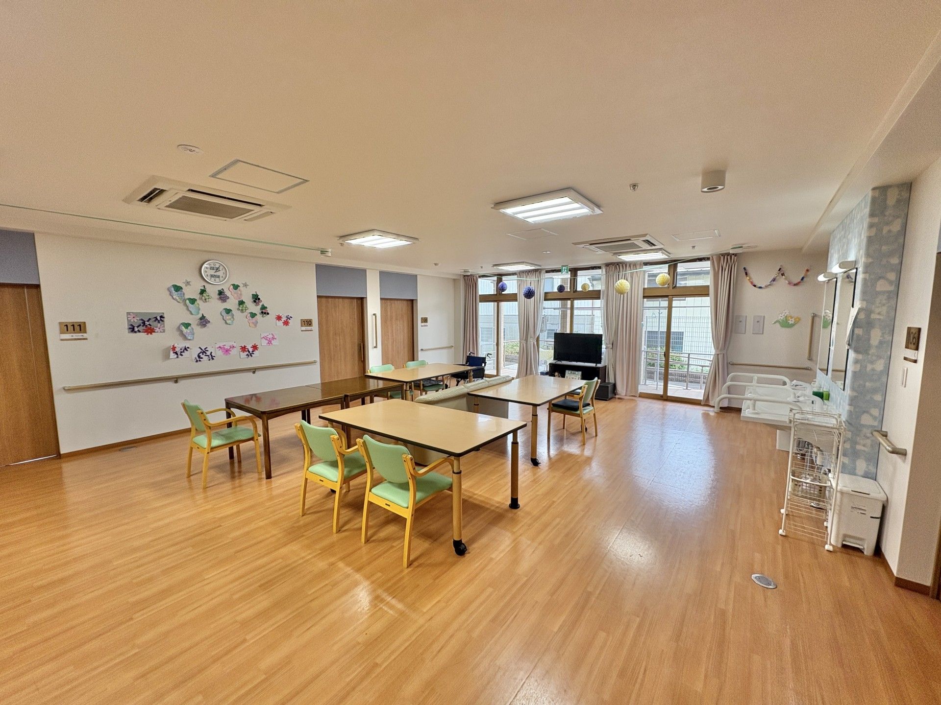 車椅子に乗った高齢女性と介助をする女性ヘルパー