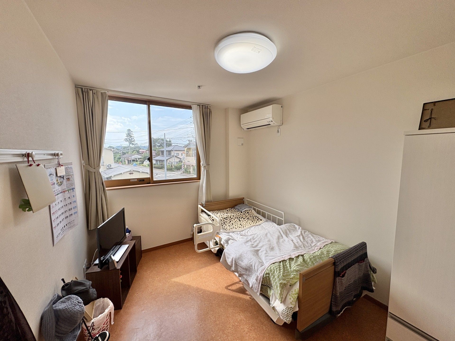 高齢男性の身体を支える女性ヘルパー