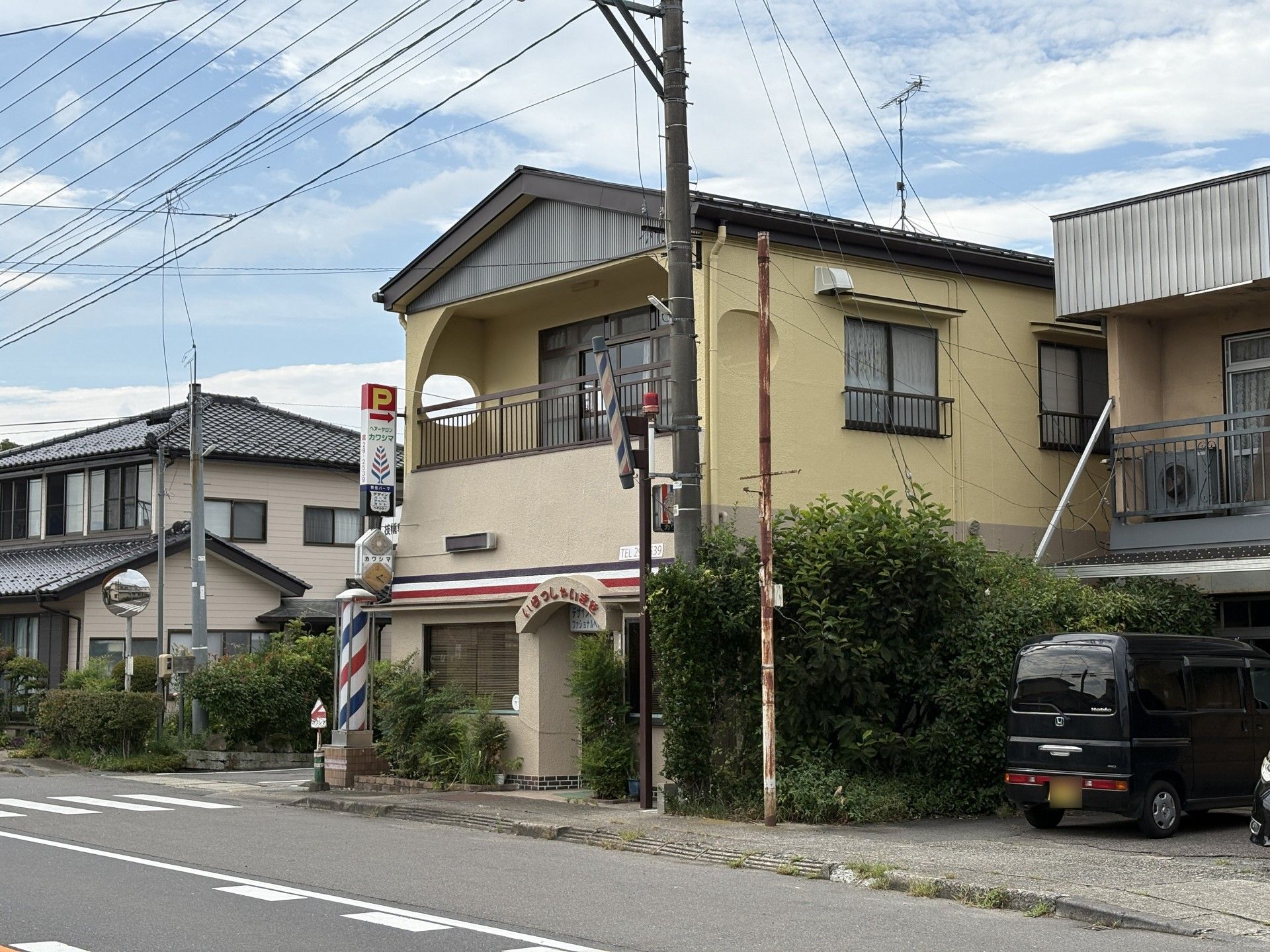 拍手をして笑う高齢女性と女性スタッフ
