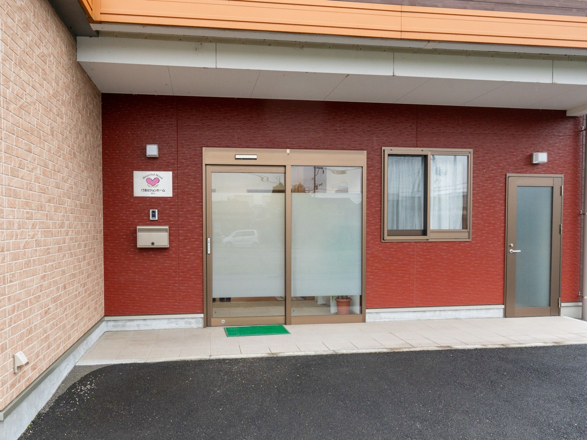 赤レンガの建物入口