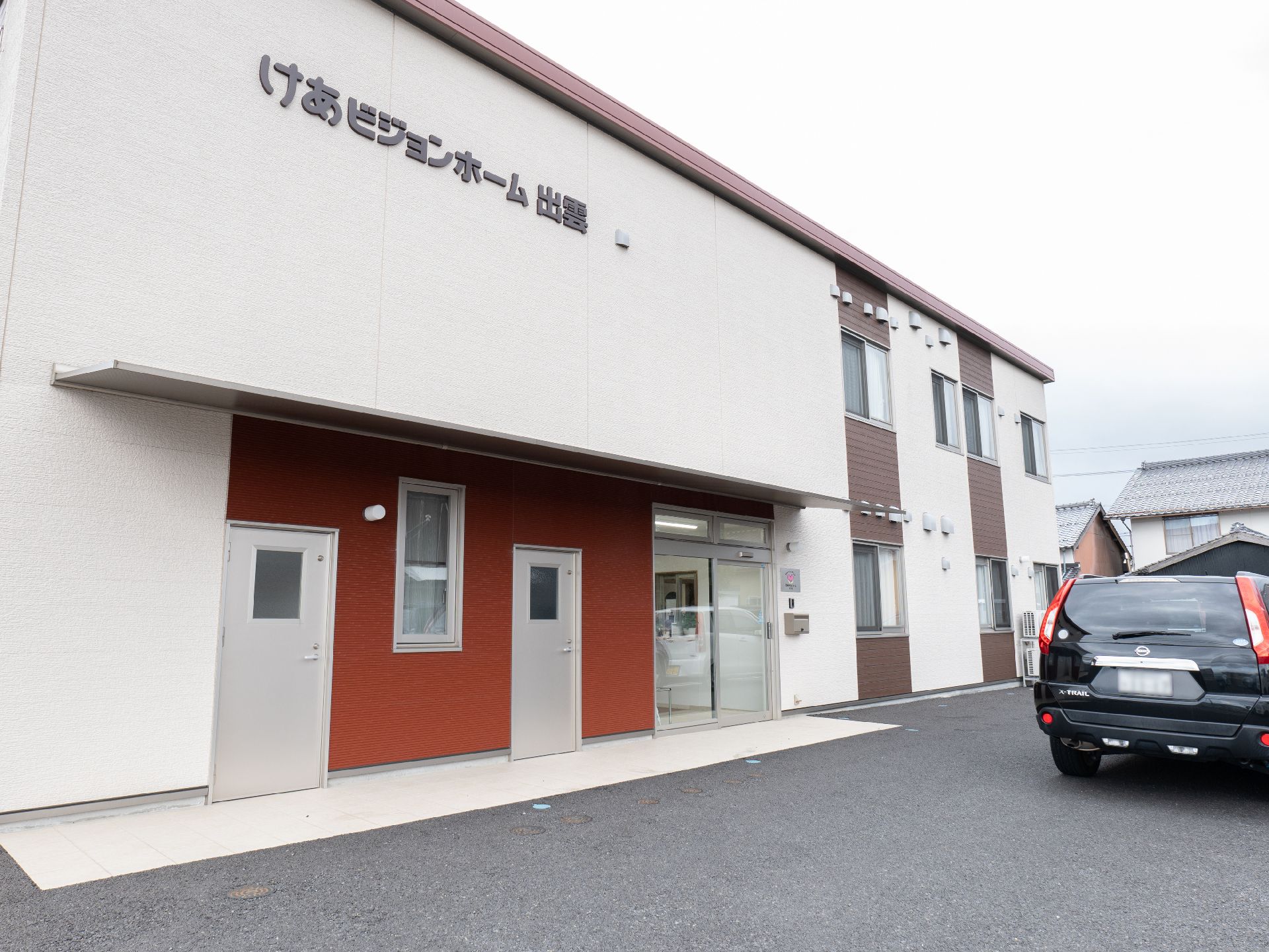 駐車場の出入り口から見た施設全体の外観