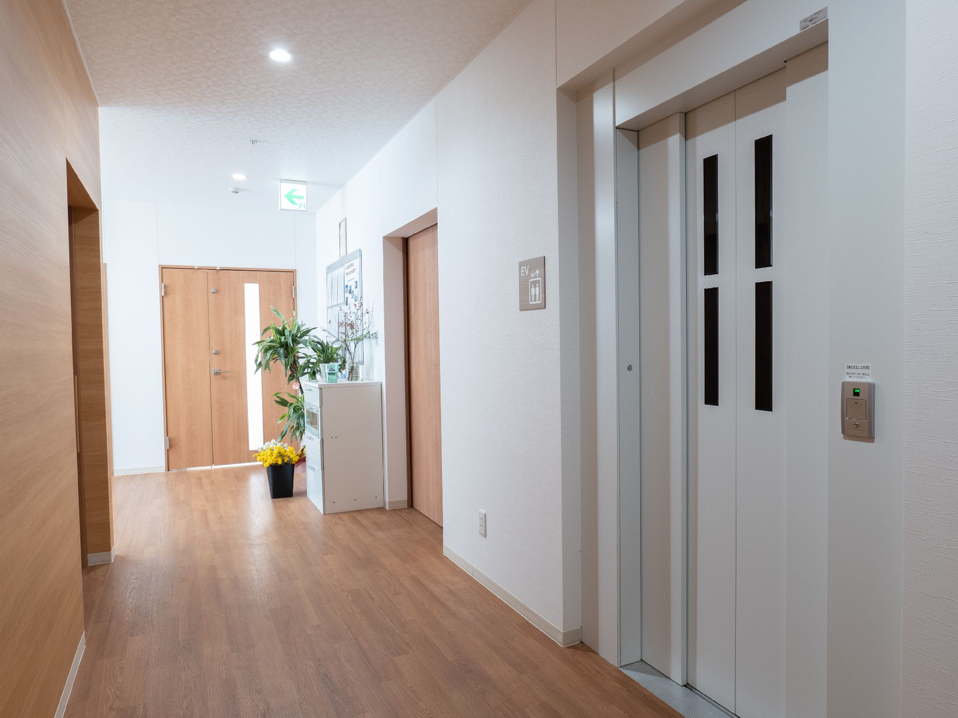 廊下の途中に設置されているエレベーター