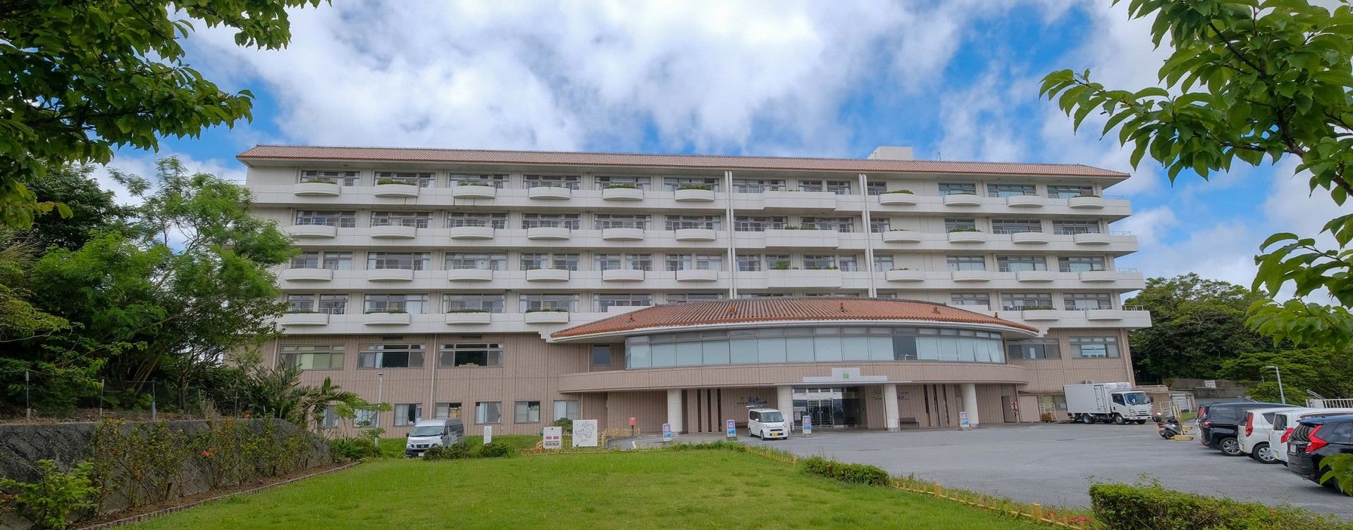 広々とした建物の外観