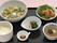 白いご飯に野菜の小鉢に盛られたおかずが数種類あり、メインにもたくさんの野菜が使われている。