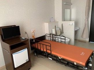 ベッドと洗面台の部屋