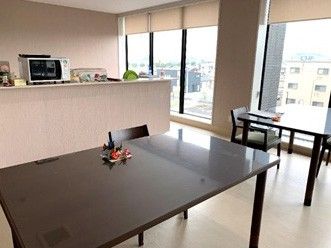 窓際のテーブルと椅子