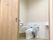 広々としたトイレには手すりが付き、出入り口にはワイドタイプの引き戸が付き、手洗い場もある。