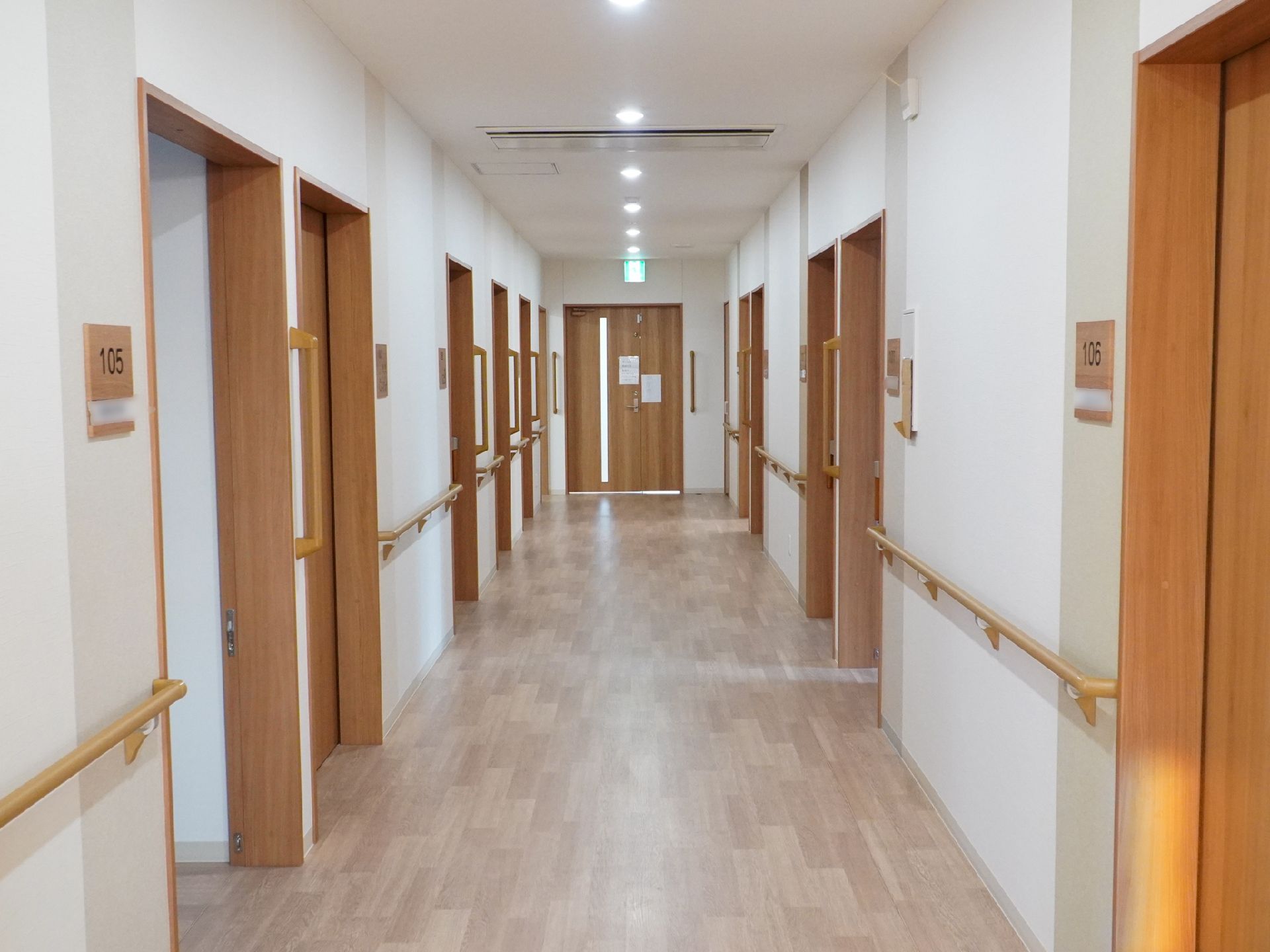 手すりが設置されている廊下