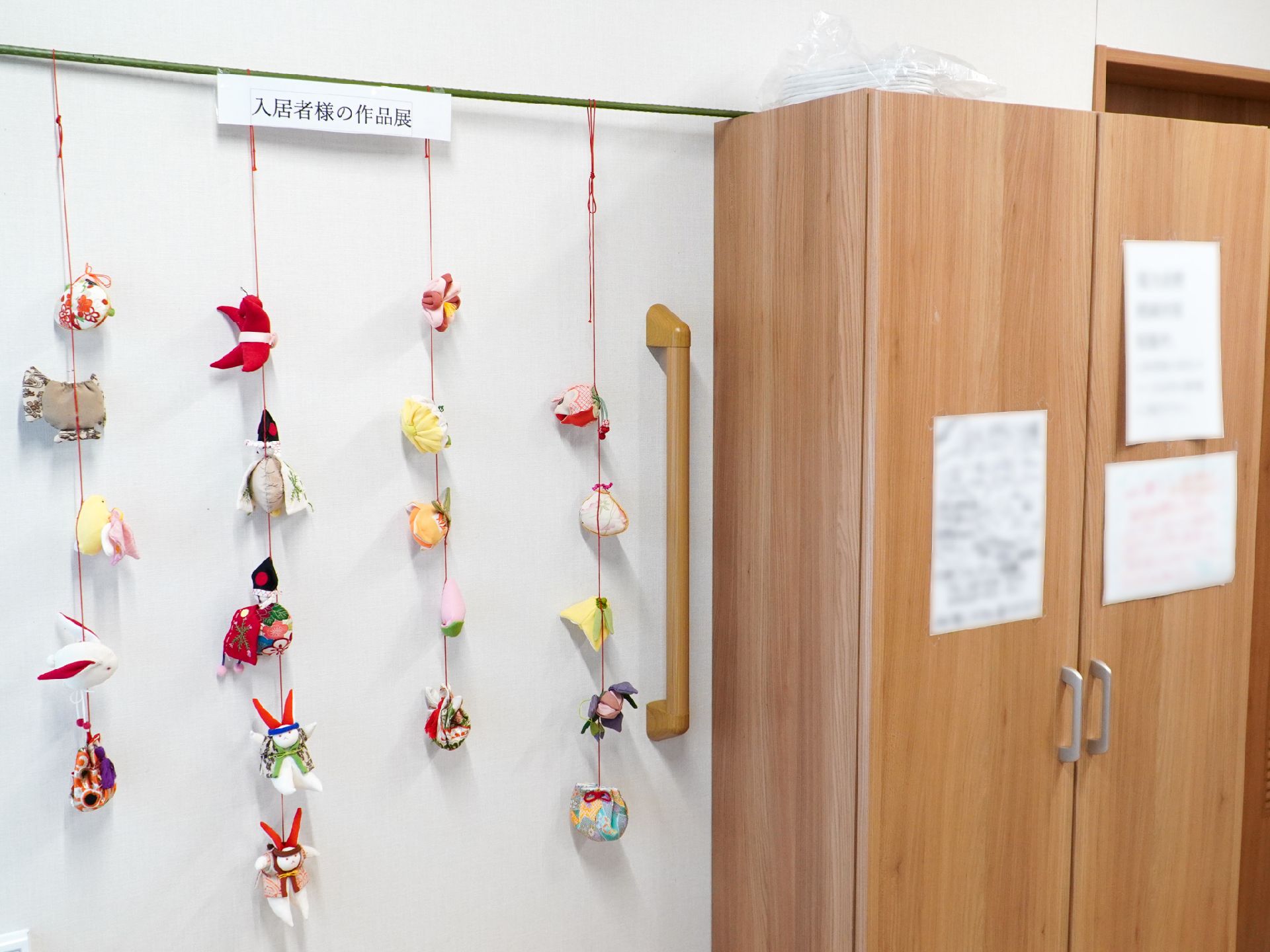 入居者さまの作品が飾られている共有スペース