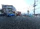駐車場と建物の外観