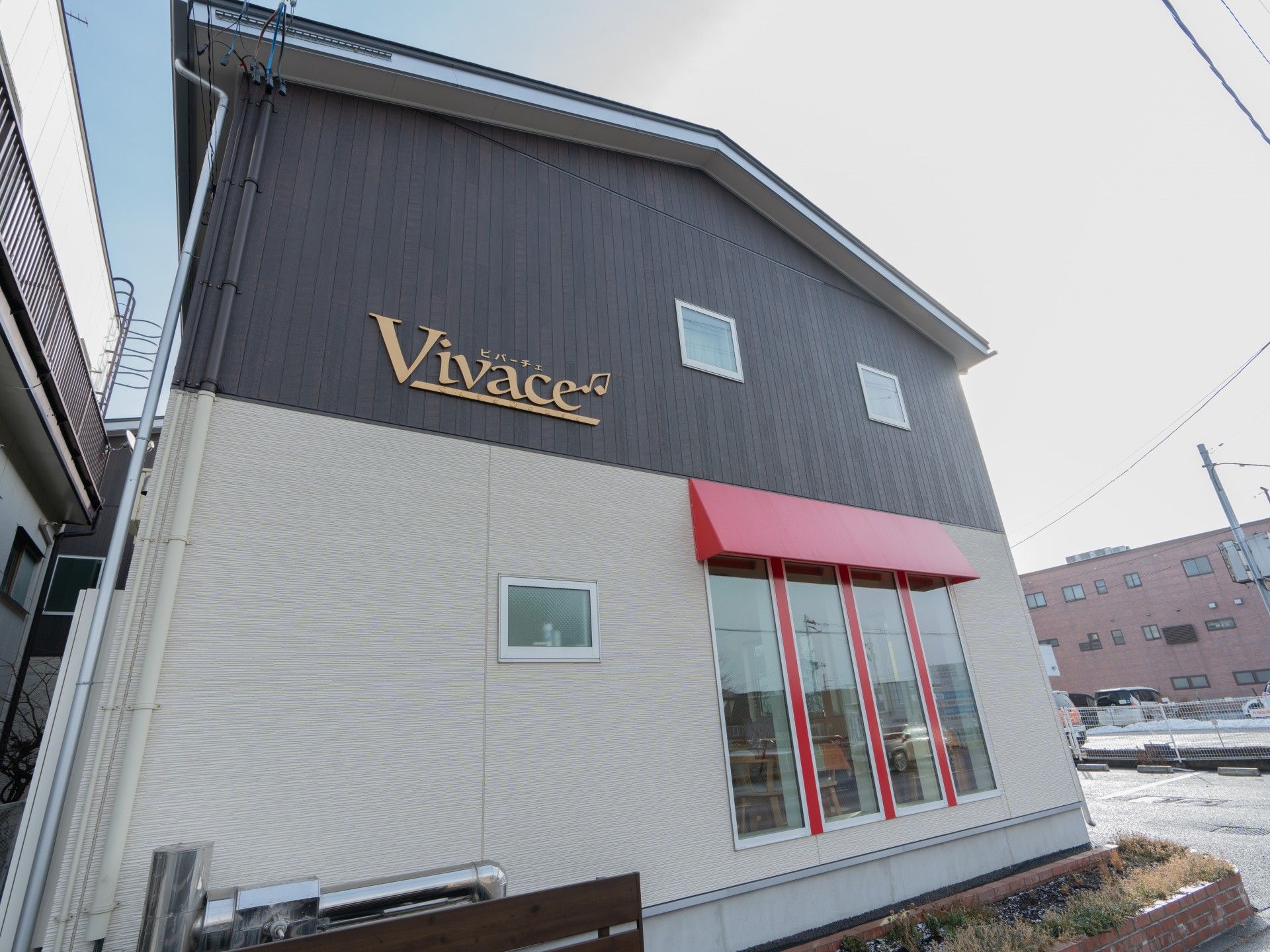 赤い庇の建物外観