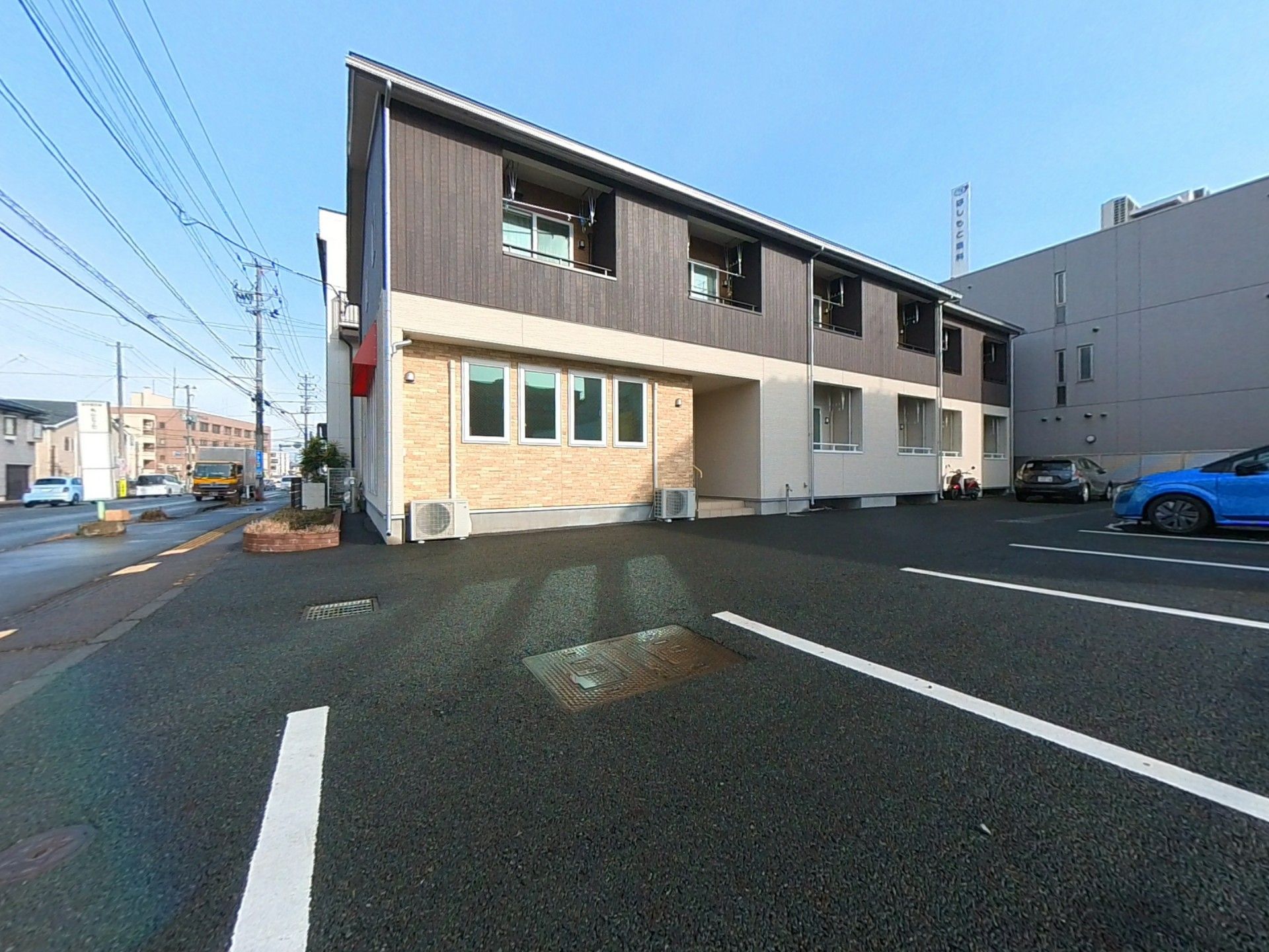 駐車場のある建物外観