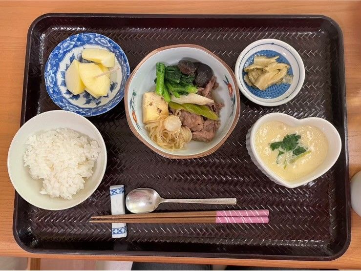 手作りの温かい料理が並ぶ食堂