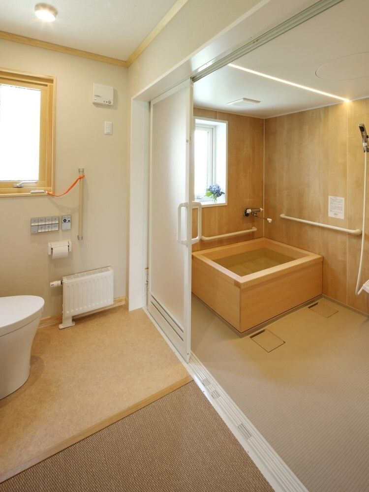 手すりがついたトイレと浴室の様子。施設内に備えられた水回り設備