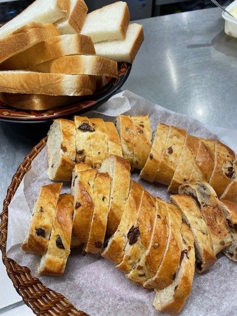 食事時のパンの提供