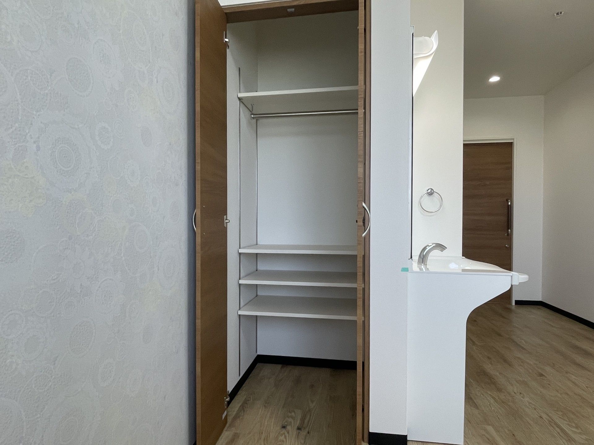 収納と洗面台のある部屋
