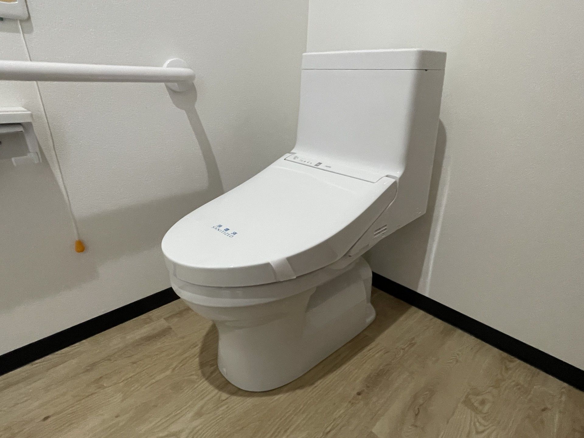 手すり付きのトイレ