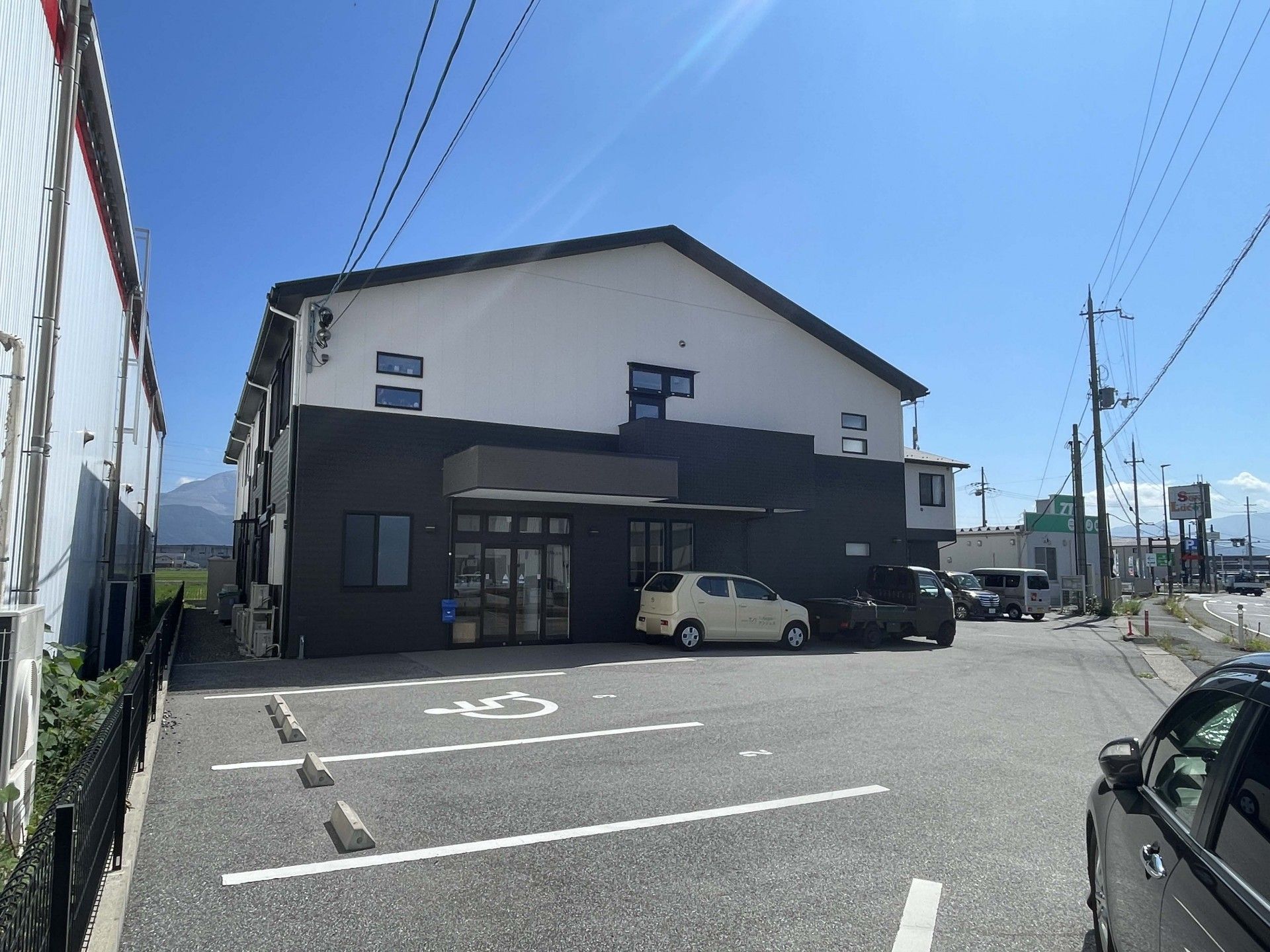 駐車場のある建物外観