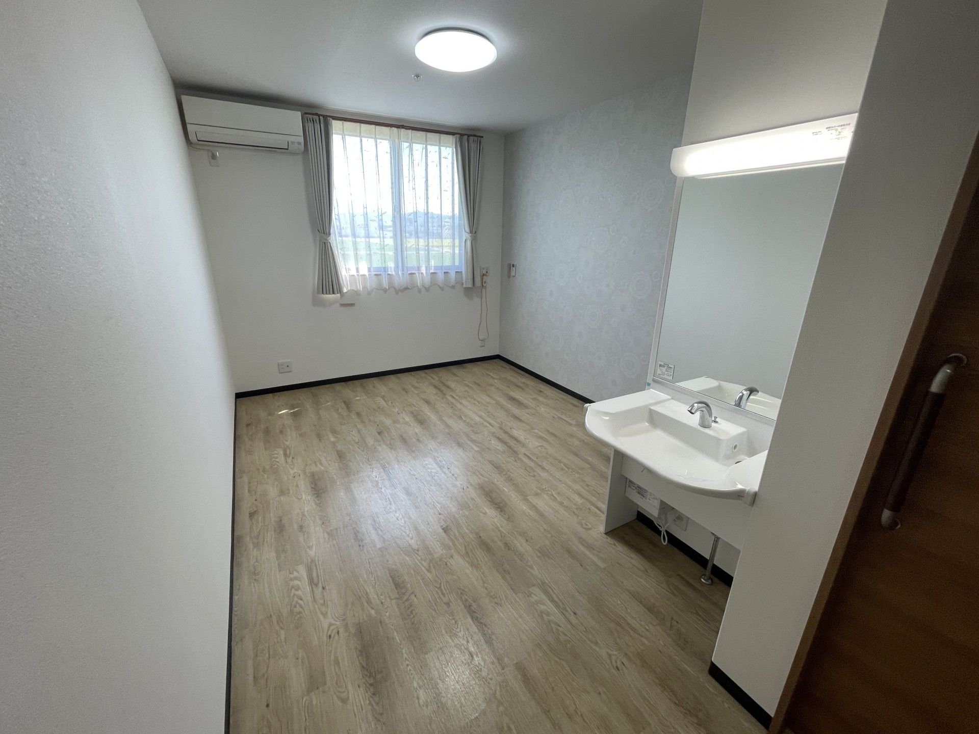 明るい個室の様子