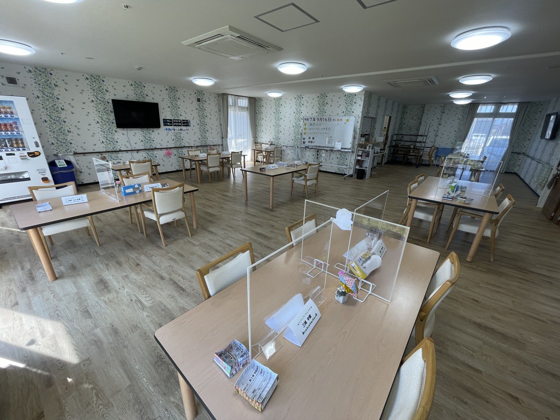 広々とした食事スペース