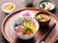 食事。丸盆に載せられた刺し身丼と味噌汁。漬物もある