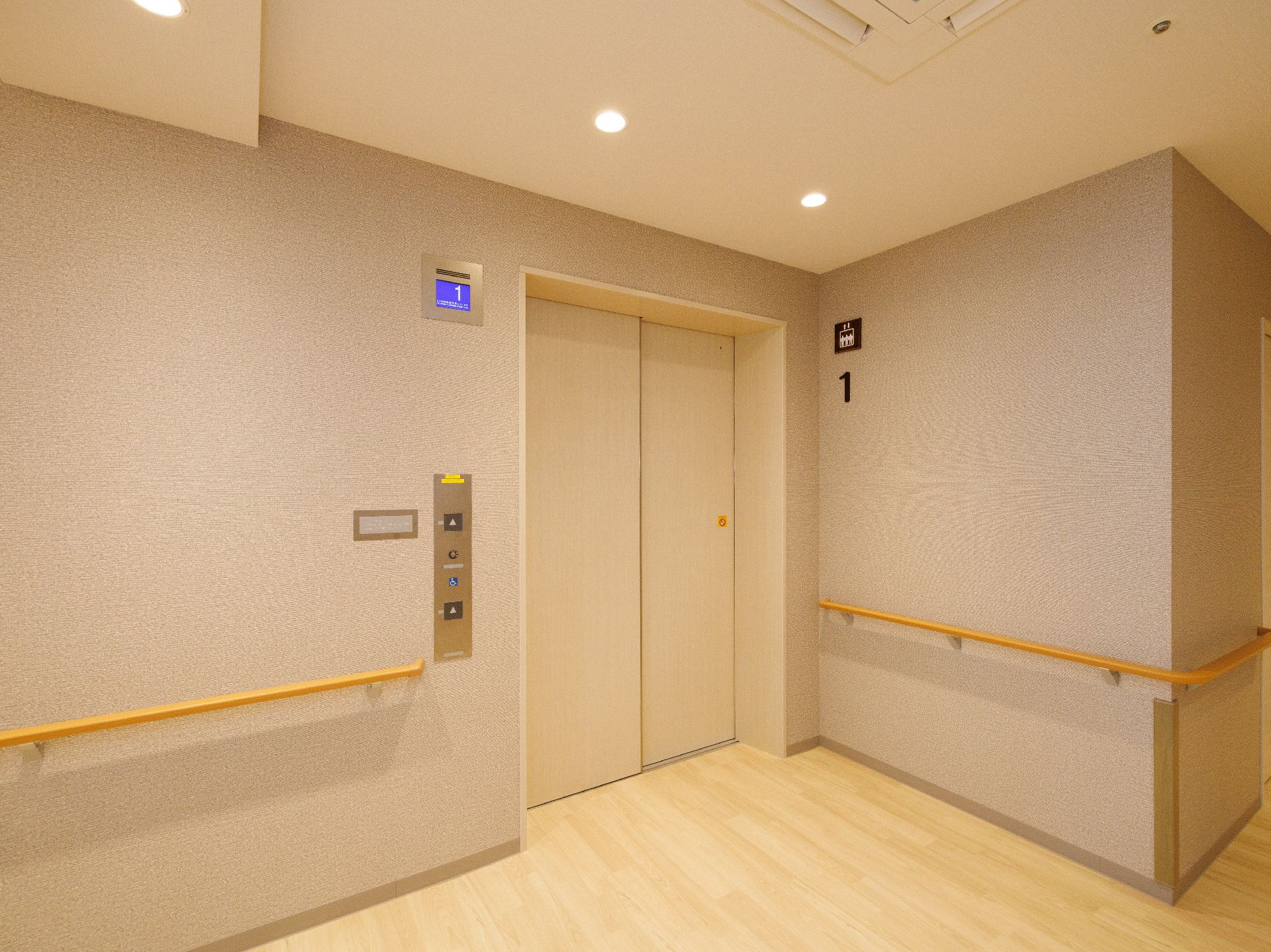 手すりが壁に設置され、バリアフリー化されているエレベーター