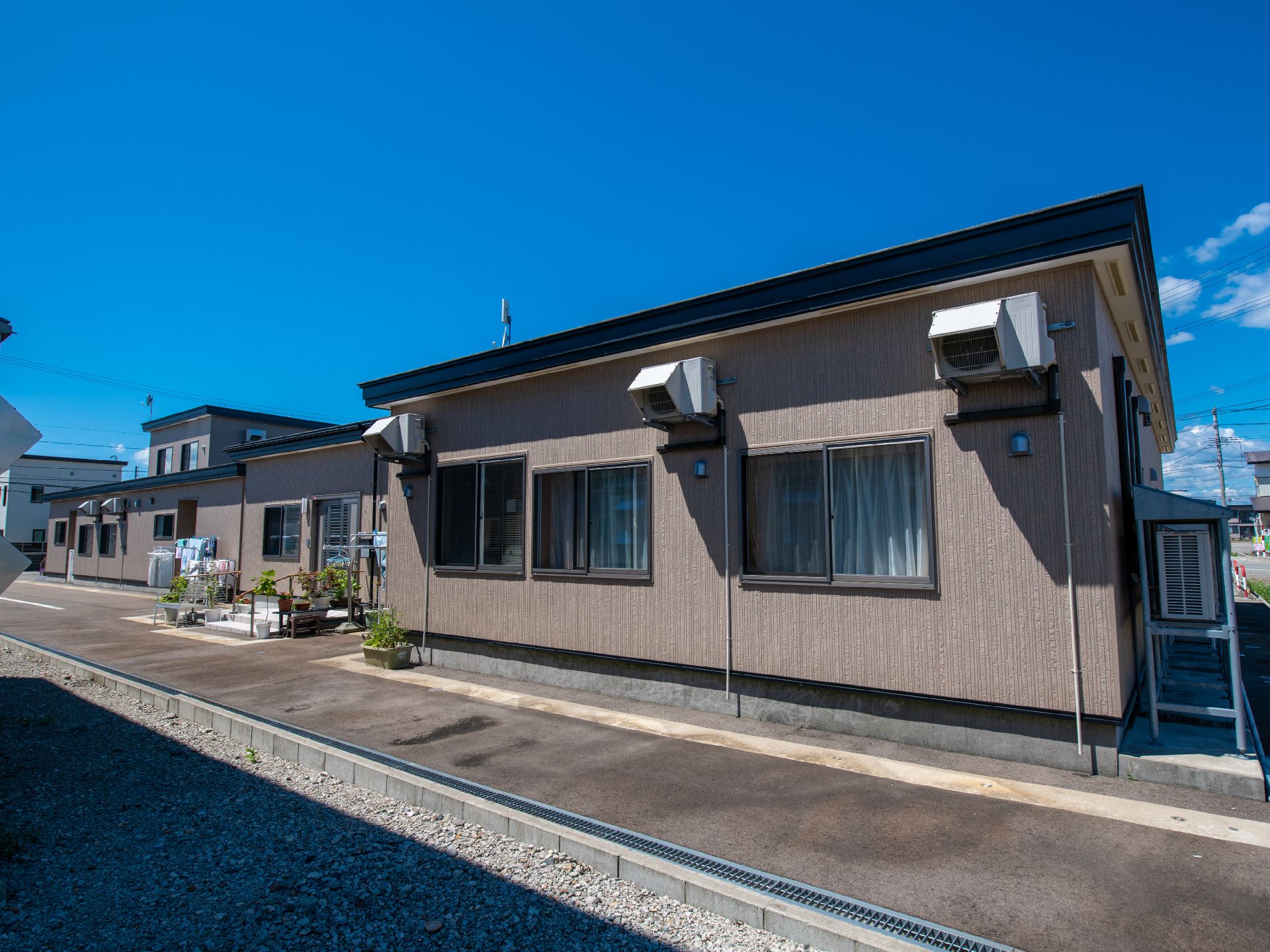 駐車場も近くに設置してある介護施設の外観