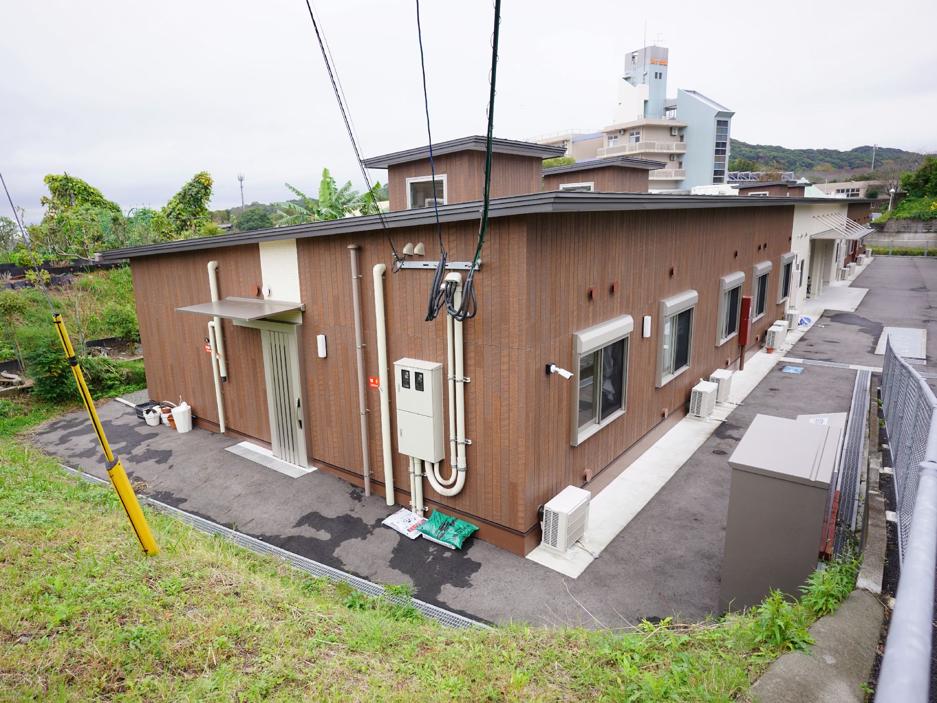 茶色い落ち着いた色合いの外観