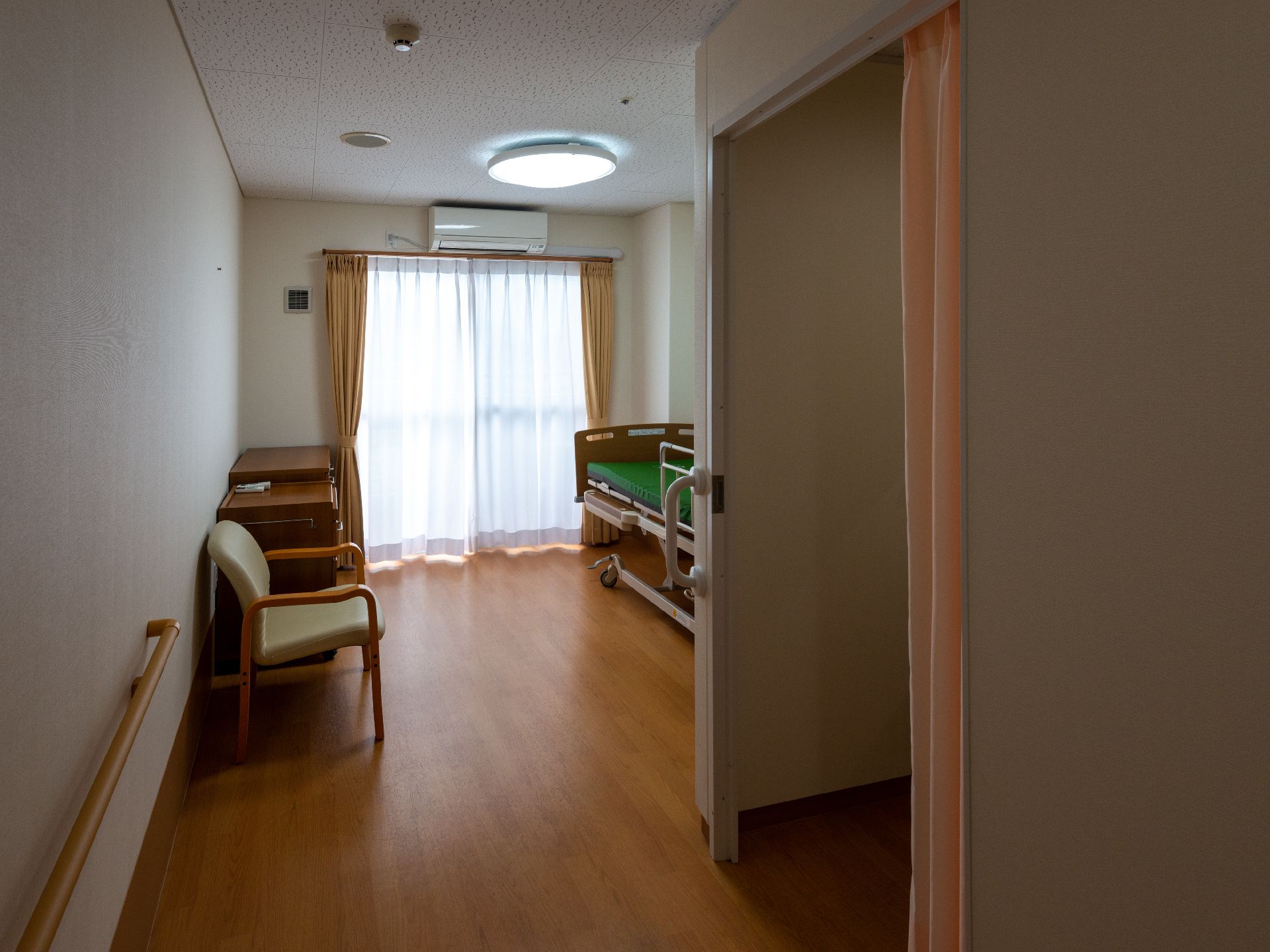 車椅子の入居者でも快適に使うことのできる居室の玄関