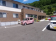 介護施設と駐車場の外観